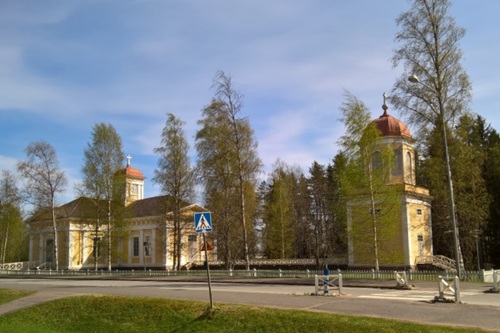 Keväinen kirkko kuvassa