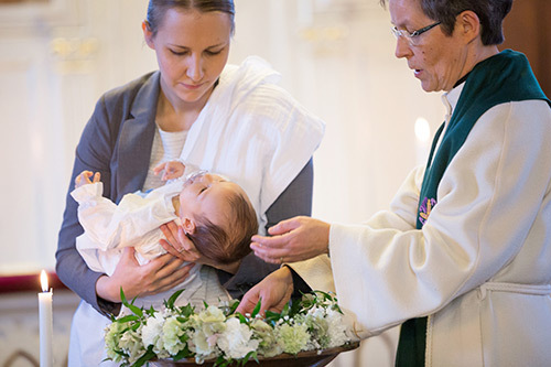 Pappi kastaa lasta